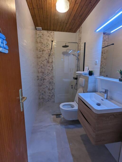 Zeezicht Appartement 50M From Beach Srima Exterior photo
